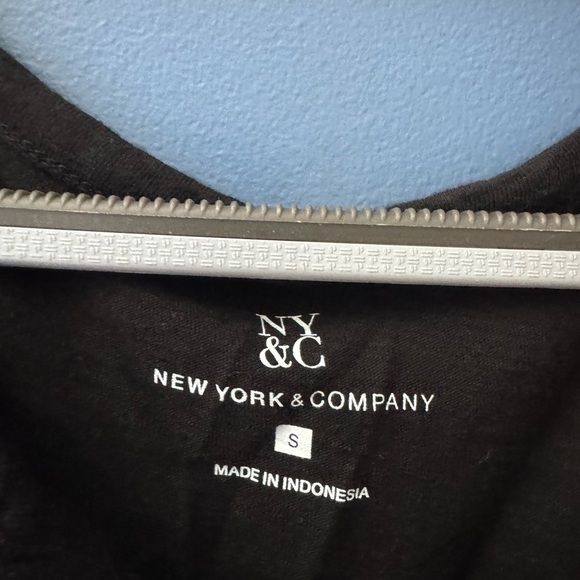 New York & Company Black Short Sleeve Tee - Picture 3 of 3